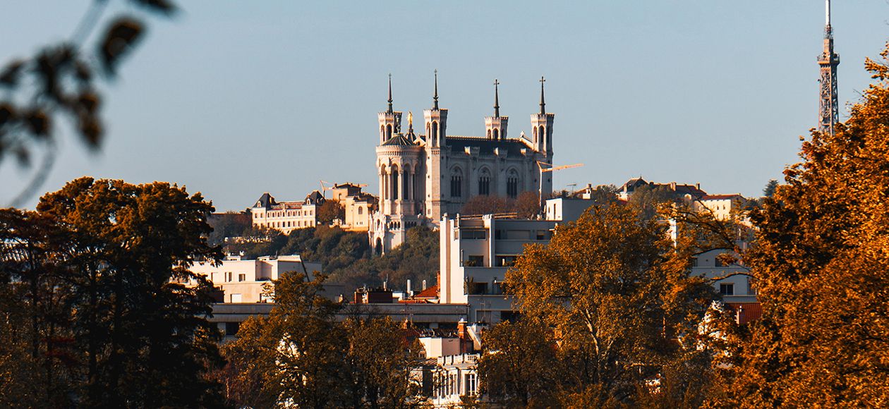 Vue de la basilique de Fourvière, située à proximité du campus CPA de Lyon Grenoble.