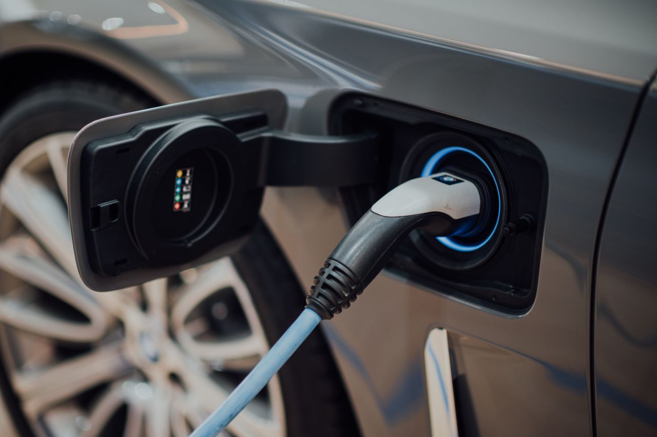 Image présentant une borne de charge pour voiture électrique, montrant l'intérêt et les actions en place par CPA pour limiter le réchauffement climatique.