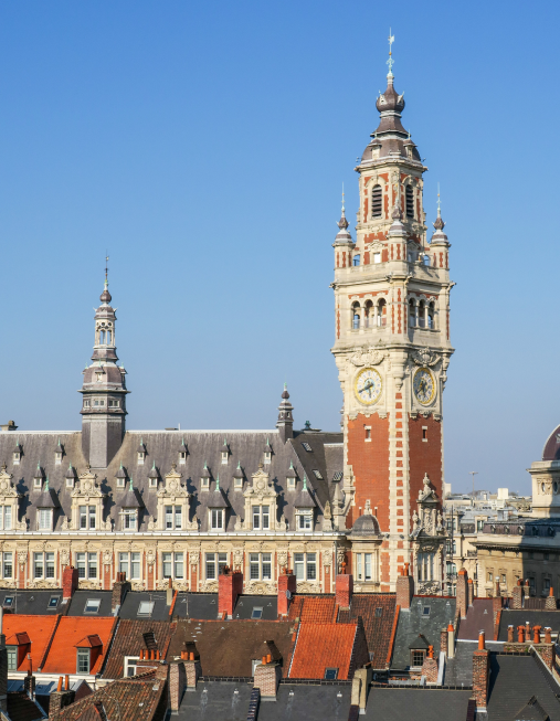 Photographie du Beffroi de la Chambre de Commerce et d'Industrie de Lille, avec un ciel bleu intense en arrière-plan