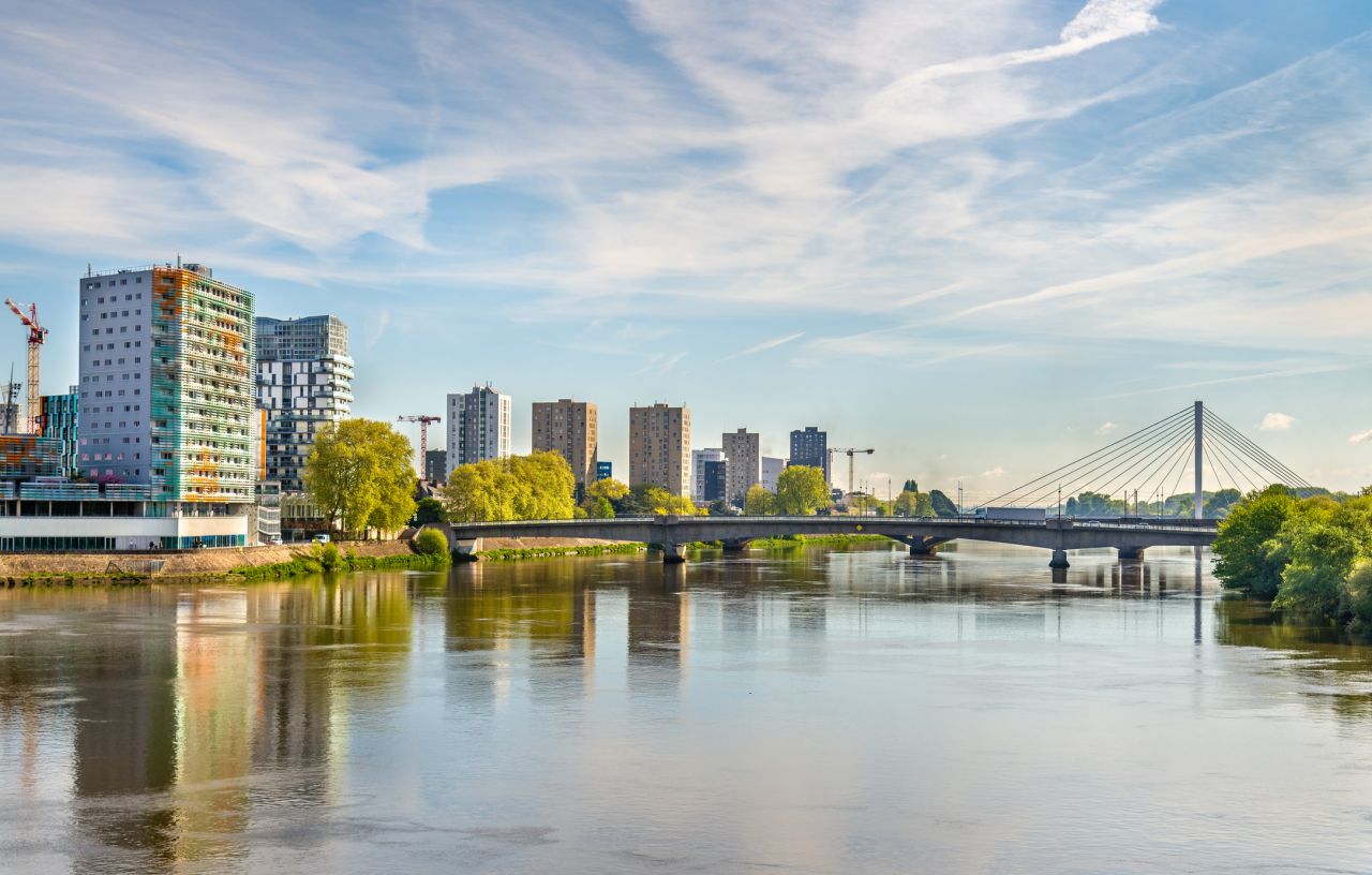 Vue de la Loire avec le pont Éric Tabarly en fond, situé à proximité du campus CPA de Nantes.