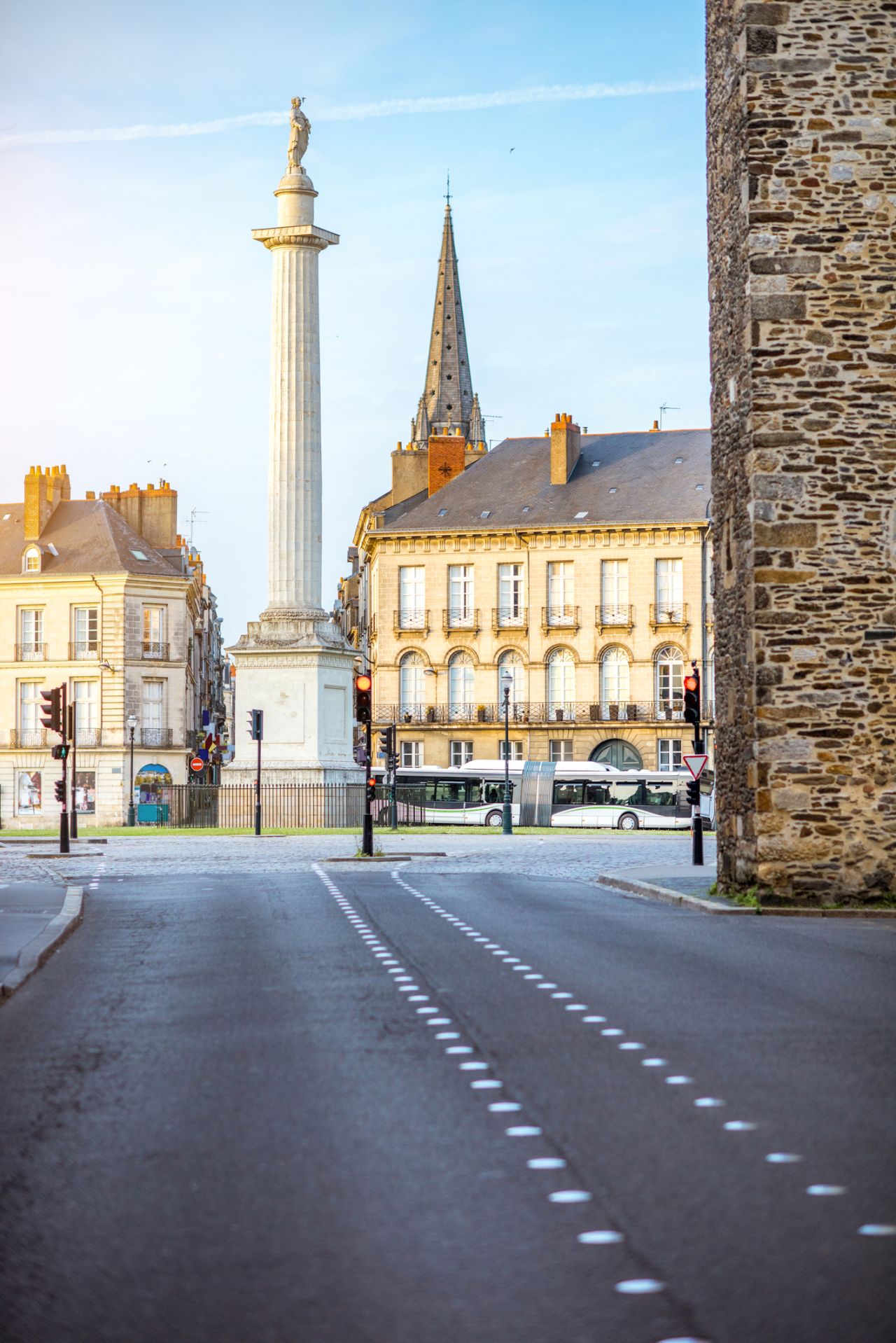 Photographie de la colonne Louis XVI, installée au centre de la place Maréchal Foch à Nantes, surmontée d'une statue du roi de France Louis XVI.