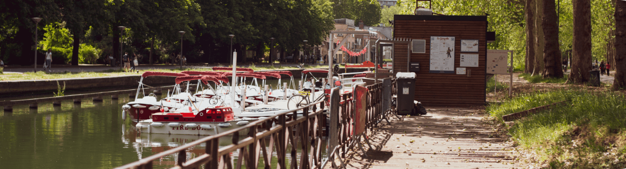 Photo des abords du canal qui jouxte la citadelle de Lille où sont stationnés des bateaux électriques.