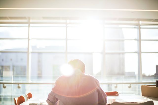 Photographie en contre-jour d'une personne de dos qui pourrait évoquer l'isolement de la personne dans son projet de formation CPA.