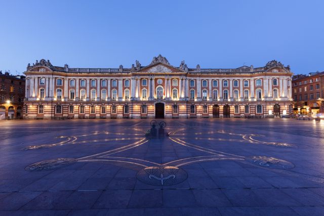 Vue de la place du Capitole à Toulouse, au moment de l'heure bleue, située à proximité du Campus CPA de Toulouse.