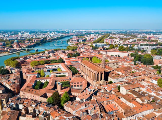 Photographie du centre-ville de Toulouse, la ville rose, avec la Garonne à l'arrière-plan.